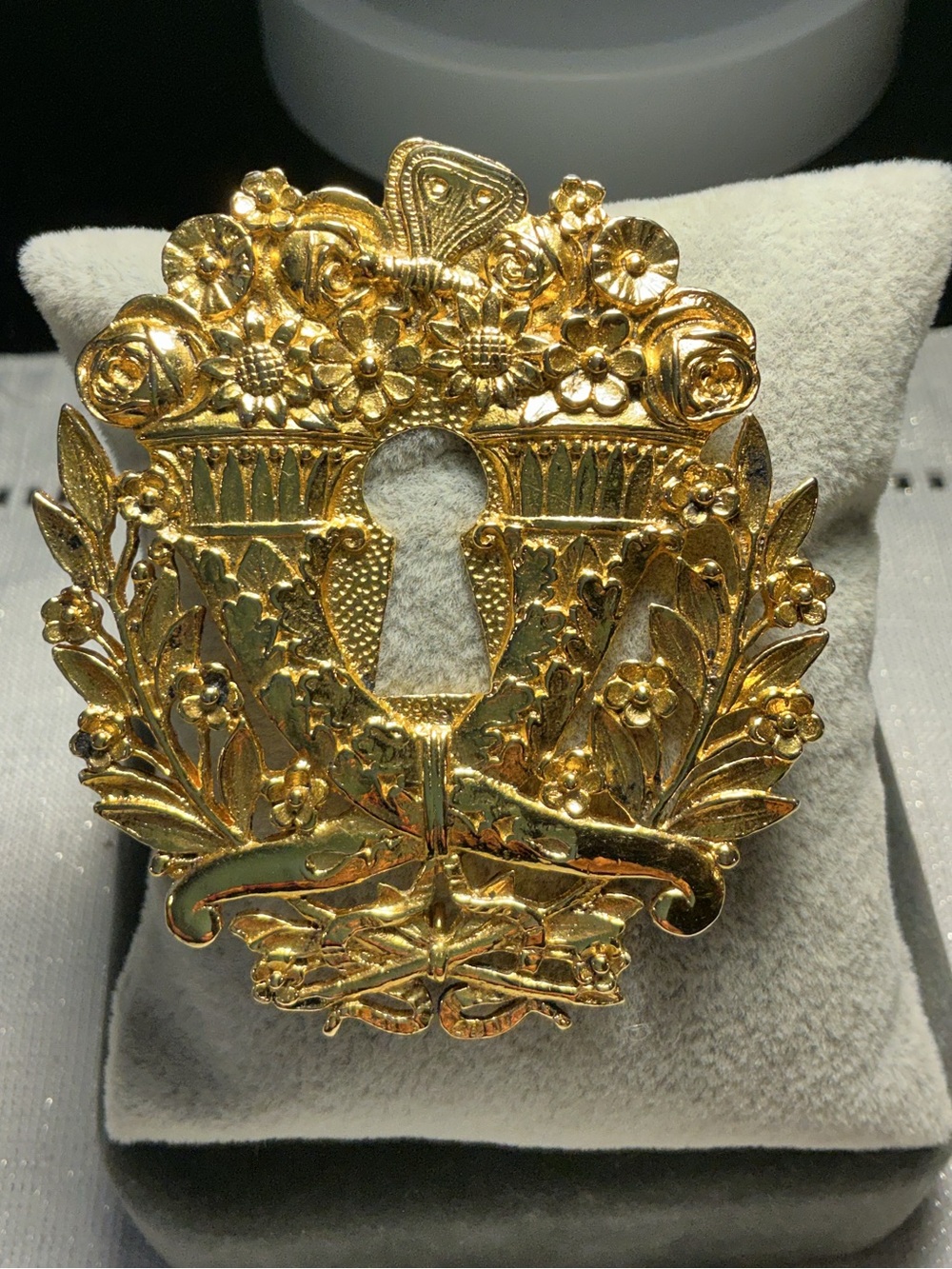 JBW “Just the Right Thing” Gold Tone Vintage Wreath Pendant Necklace and Brooch